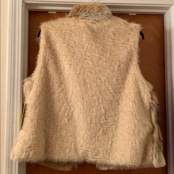 Reba Faux Fur Vest NWT - Picture 5 of 7